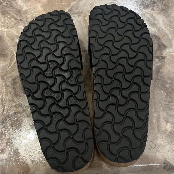 Birkenstock Madrid Patent Leather Sandals size 38 (7-7.5)
Worn very little. - Picture 4 of 6